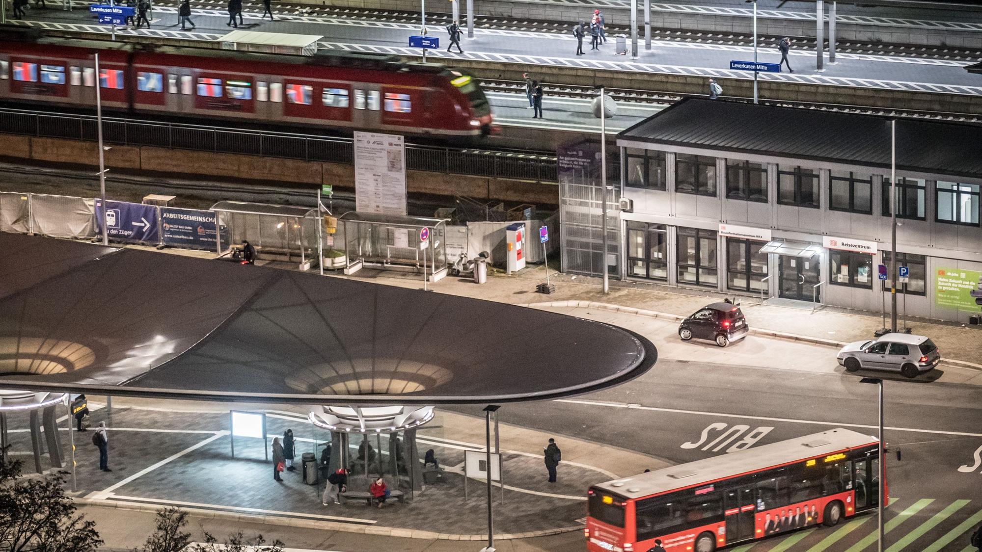 Der Bahnhof Leverkusen-Mitte und der Busbahnhof