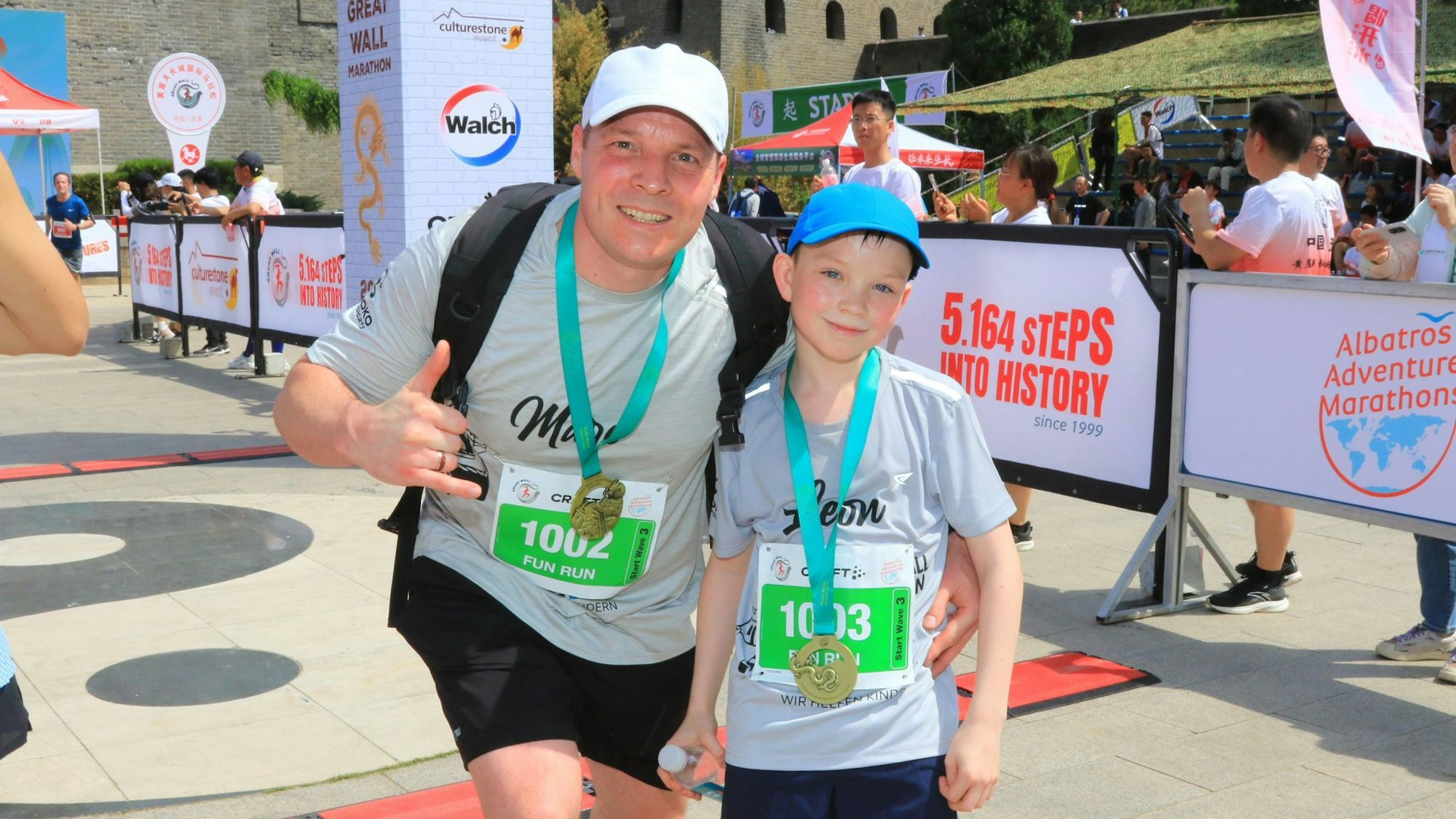 Leon und Marc Barth posieren mit Medaille.
