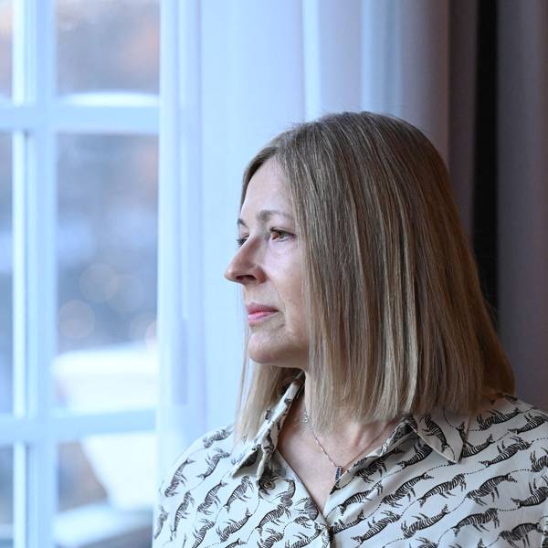 Natalia Pinchuk schaut aus dem Fenster