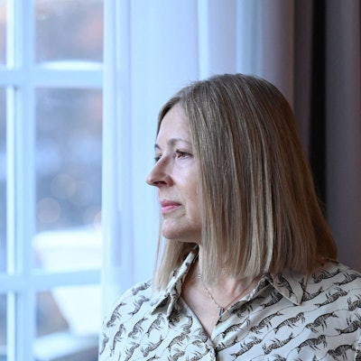 Natalia Pinchuk schaut aus dem Fenster