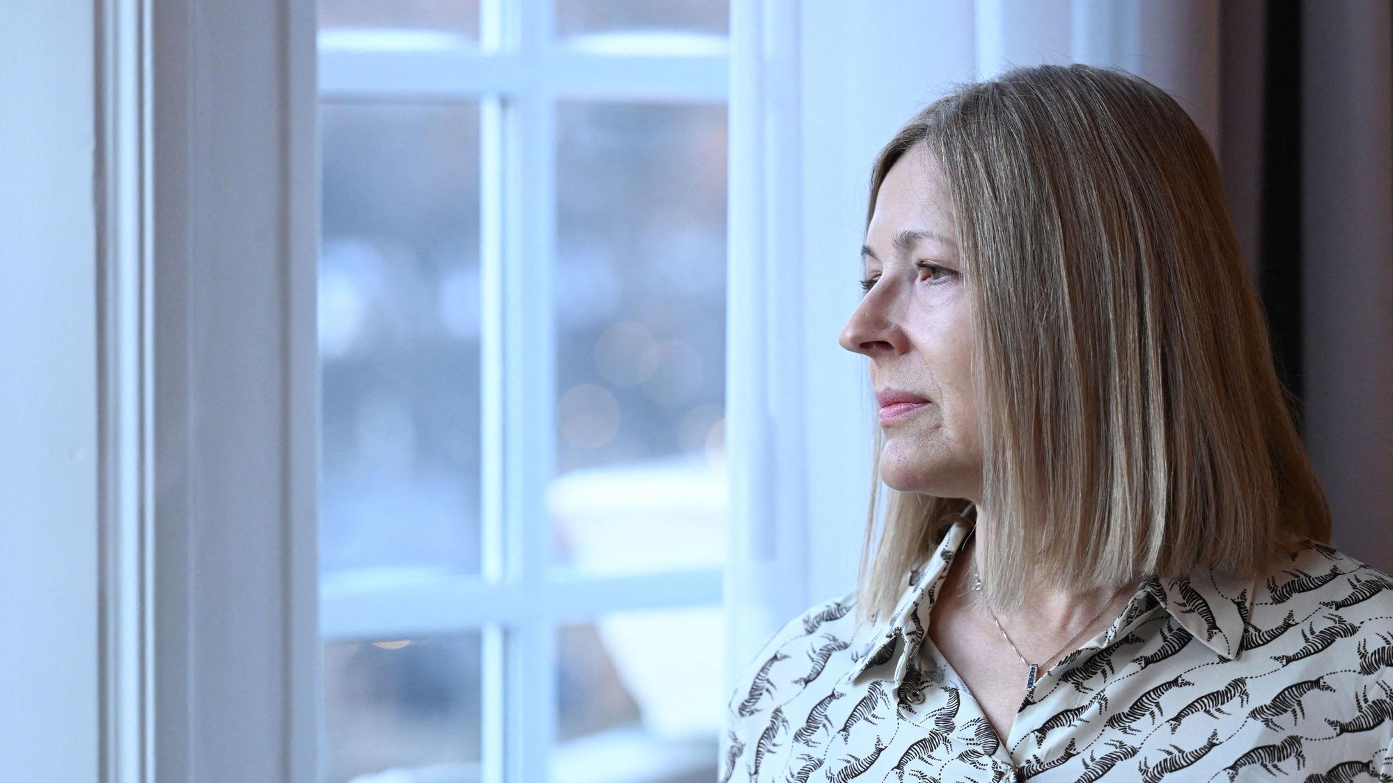 Natalia Pinchuk schaut aus dem Fenster
