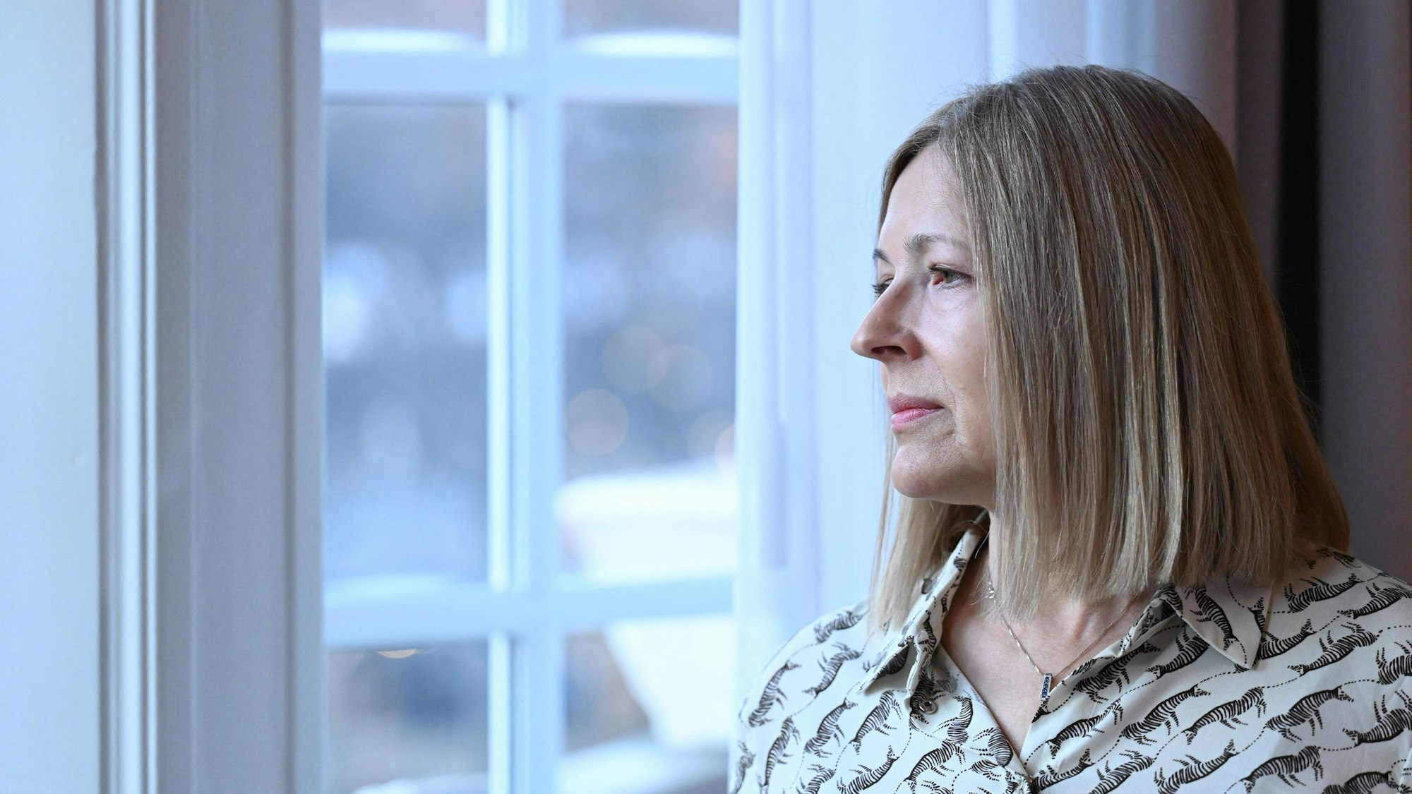 Natalia Pinchuk schaut aus dem Fenster