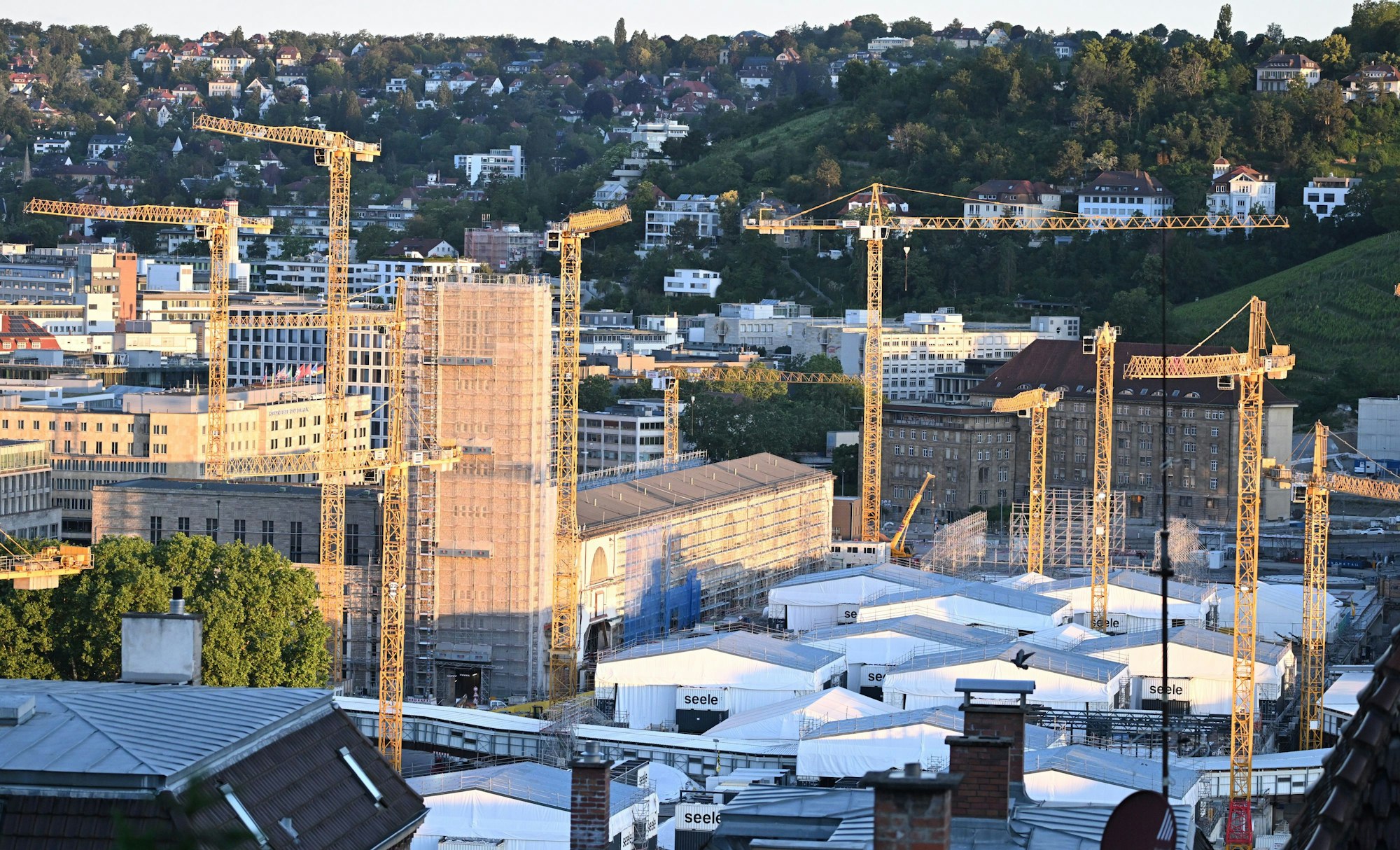 11.06.2024, Baden-Württemberg, Stuttgart: Die Baustelle des milliardenschweren Bahnprojekts Stuttgart 21, bei dem der Bahnhof unter die Erde verlegt werden soll. Die Bahn will neue Pläne zur Inbetriebnahme von Stuttgart 21 nennen. Foto: Bernd Weißbrod/dpa +++ dpa-Bildfunk +++
