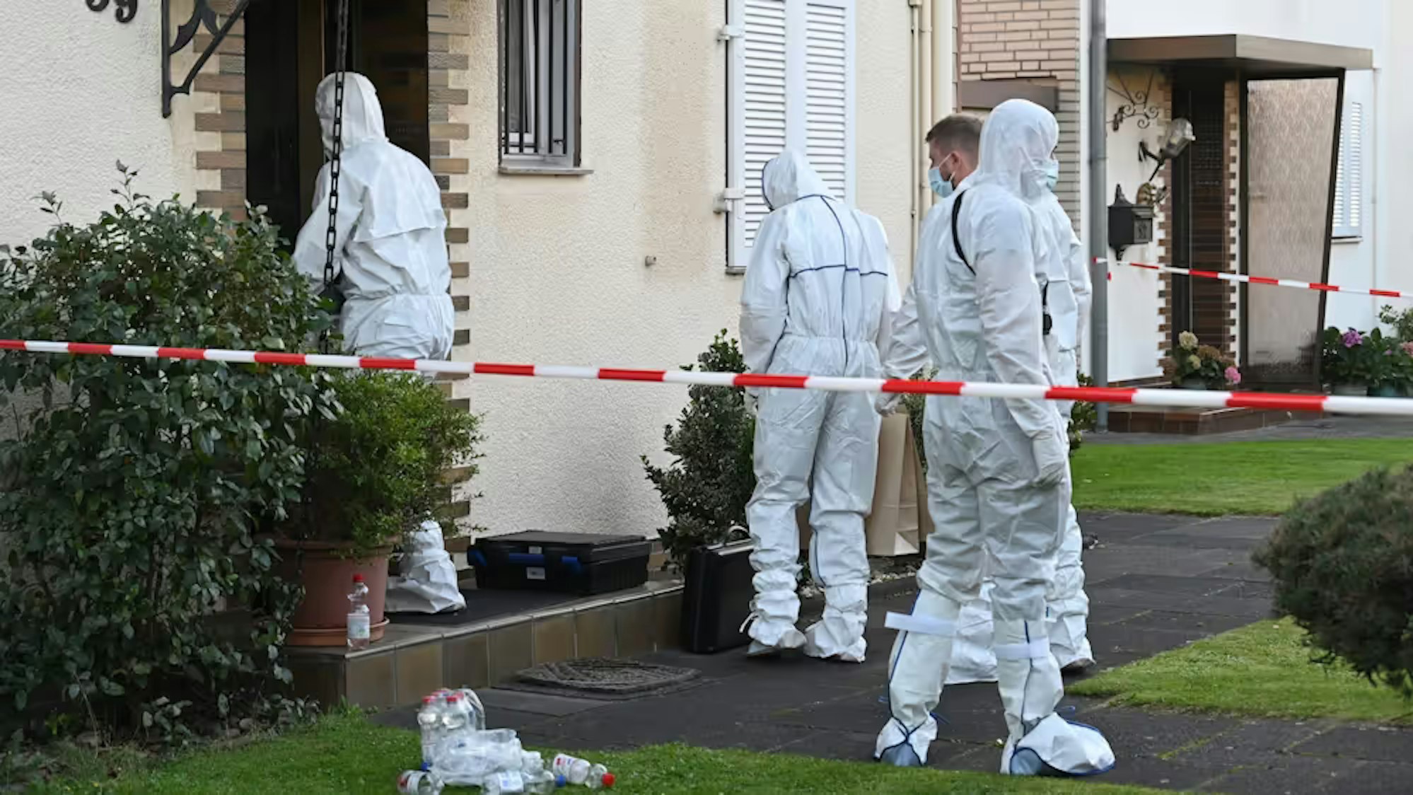 Spurensicherung am Tatort an der Mozartstraße in Pulheim.