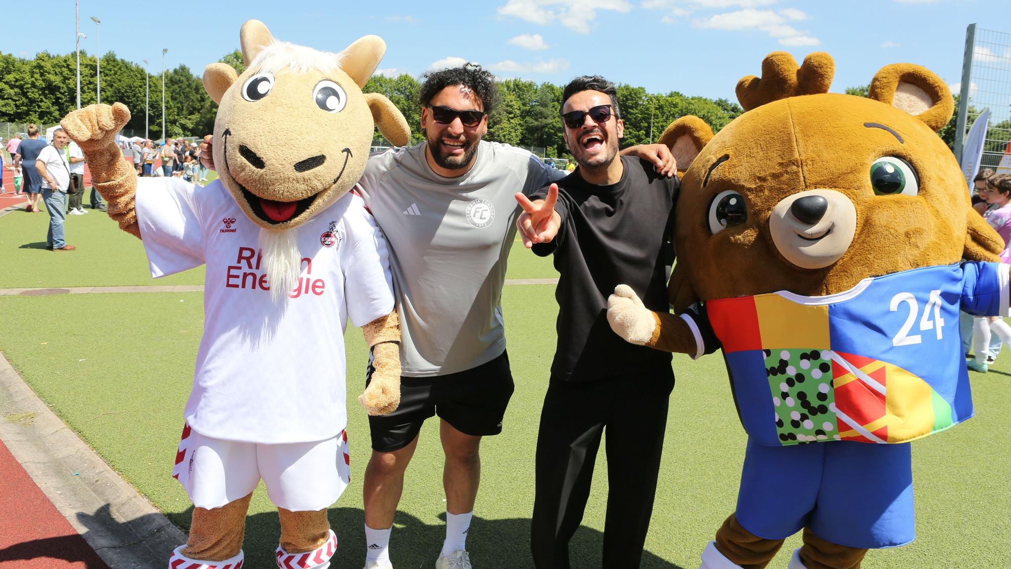 Zwischen den Maskottchen: Hauptorganisator Gökhan Erdek (2.v.l.) und Musiker und TV-Moderator Giovanni Zarrella.