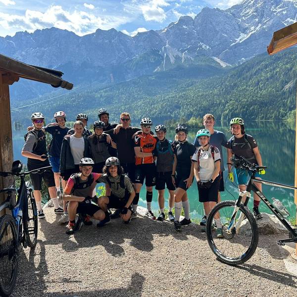Die Gruppe vor einer Alpenszenerie.