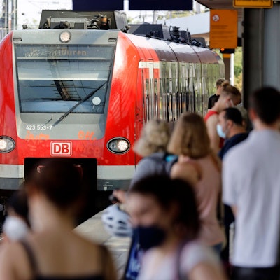 Im Bild eine S19 nach Düren am Kölner Hauptbahnhof.