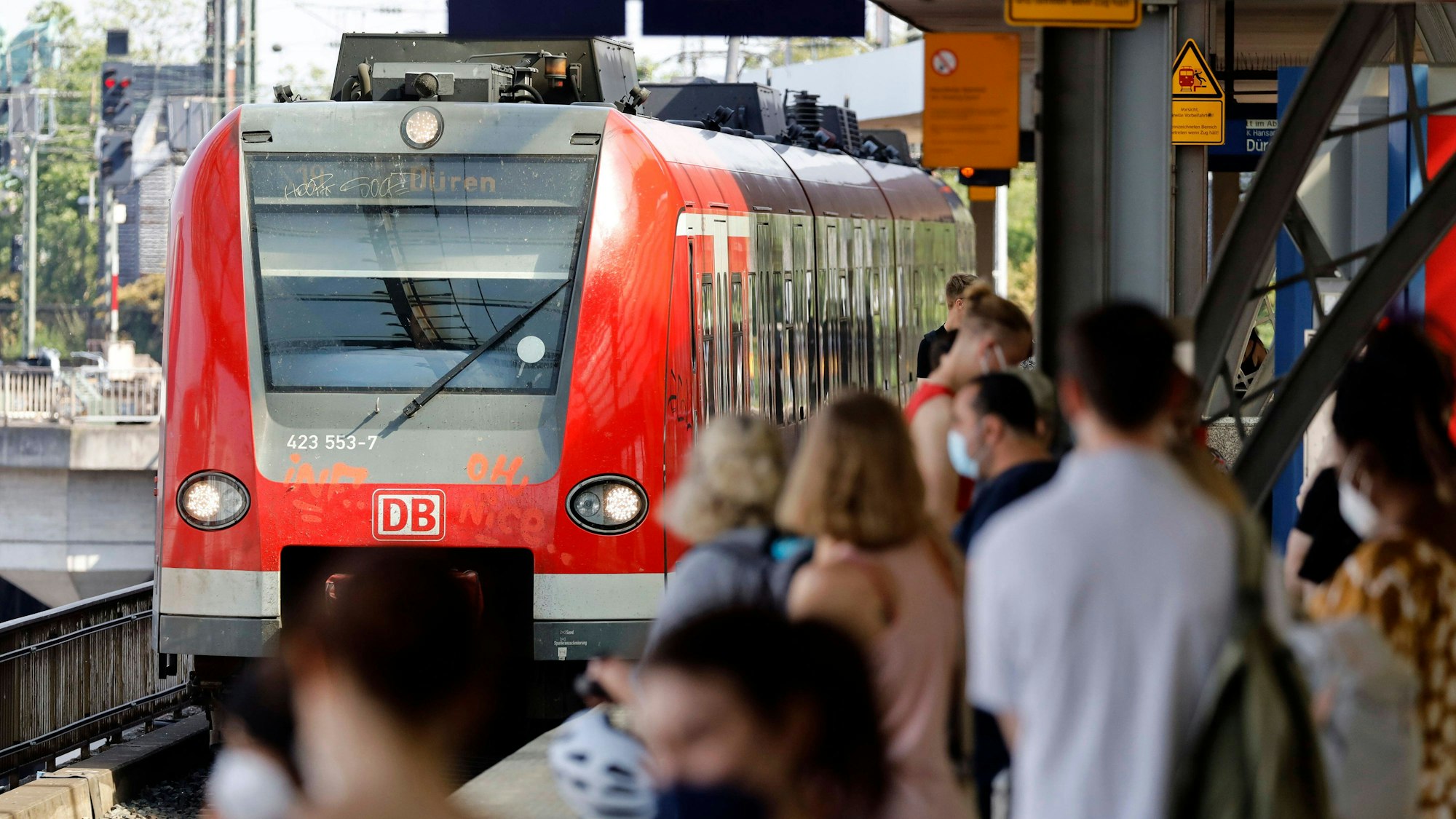 Im Bild eine S19 nach Düren am Kölner Hauptbahnhof.