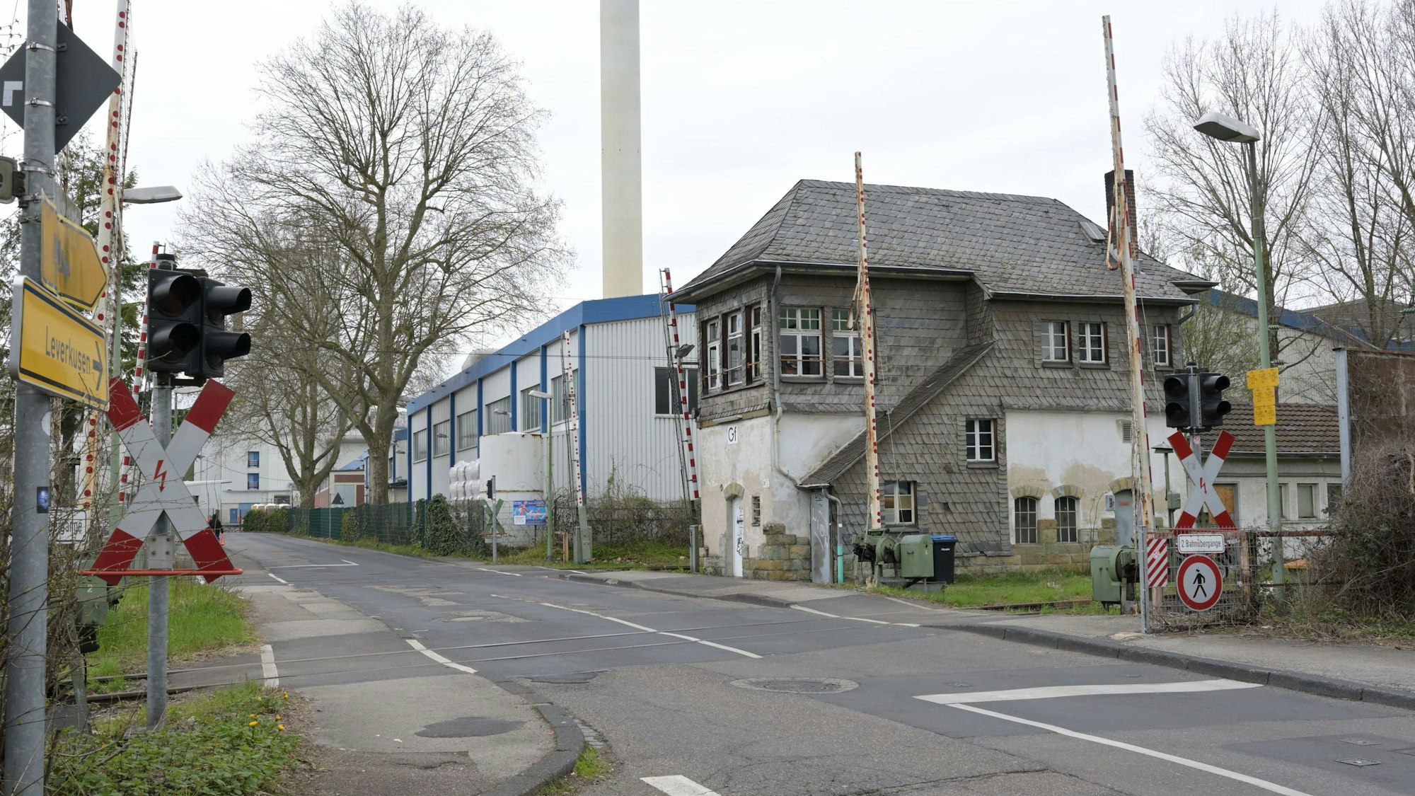 Das Foto zeigt den Bahnübergang an der Tannenbergstraße.