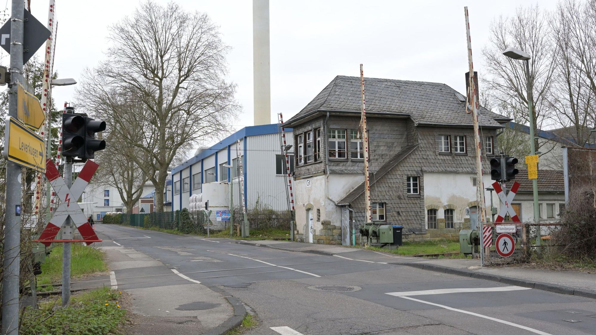 Das Foto zeigt den Bahnübergang an der Tannenbergstraße.