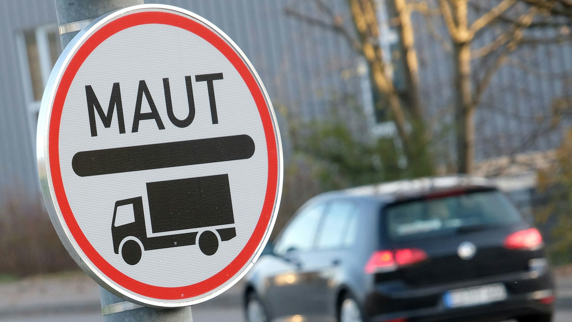 Ein Mautschild für LKW Maut steht an der Zufahrt zu einer Bundesstraße.