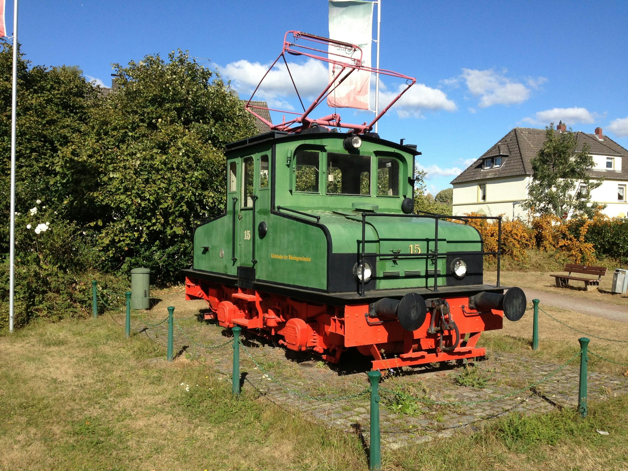 Diese AEG-Lok 15 der Bahnen der Stadt Monheim steht als Denkmallokomotive in Monheim am Rhein auf dem Rathausplatz.