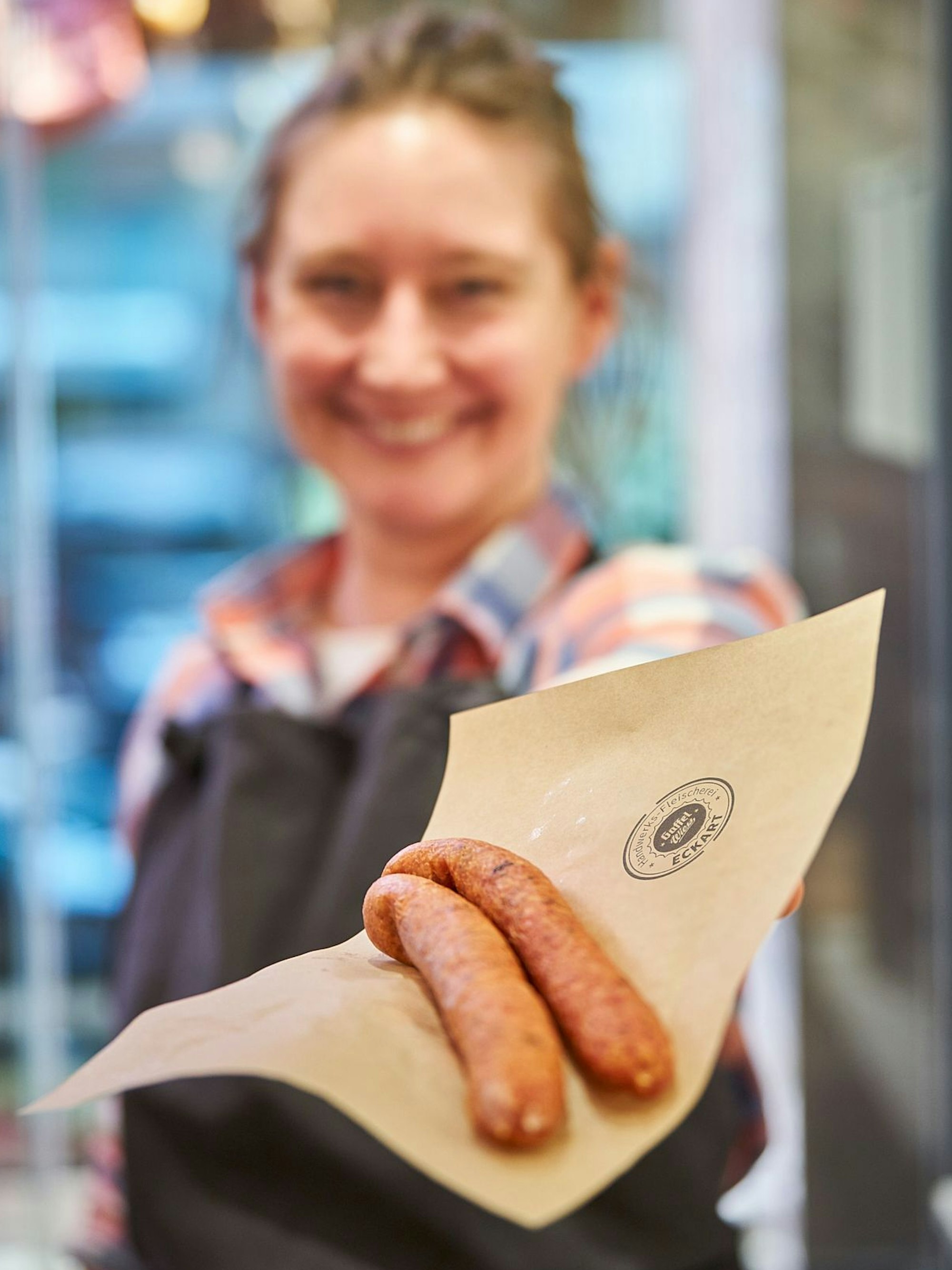 Sabine Eckart hält zwei Würste in die Kamera.