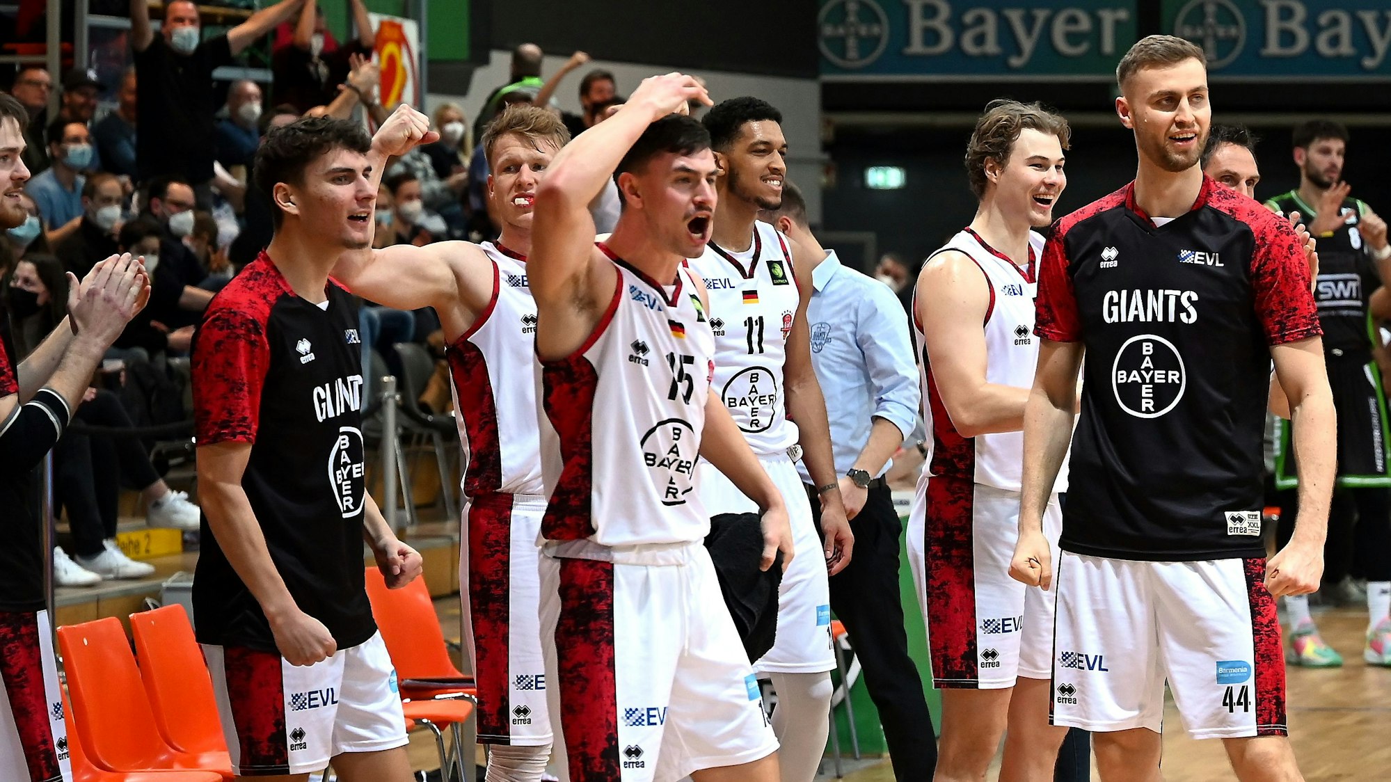 Basketball
Bayer Giants Leverkusen - Trier
Freude auf der Bayer Bank
Foto: Uli Herhaus