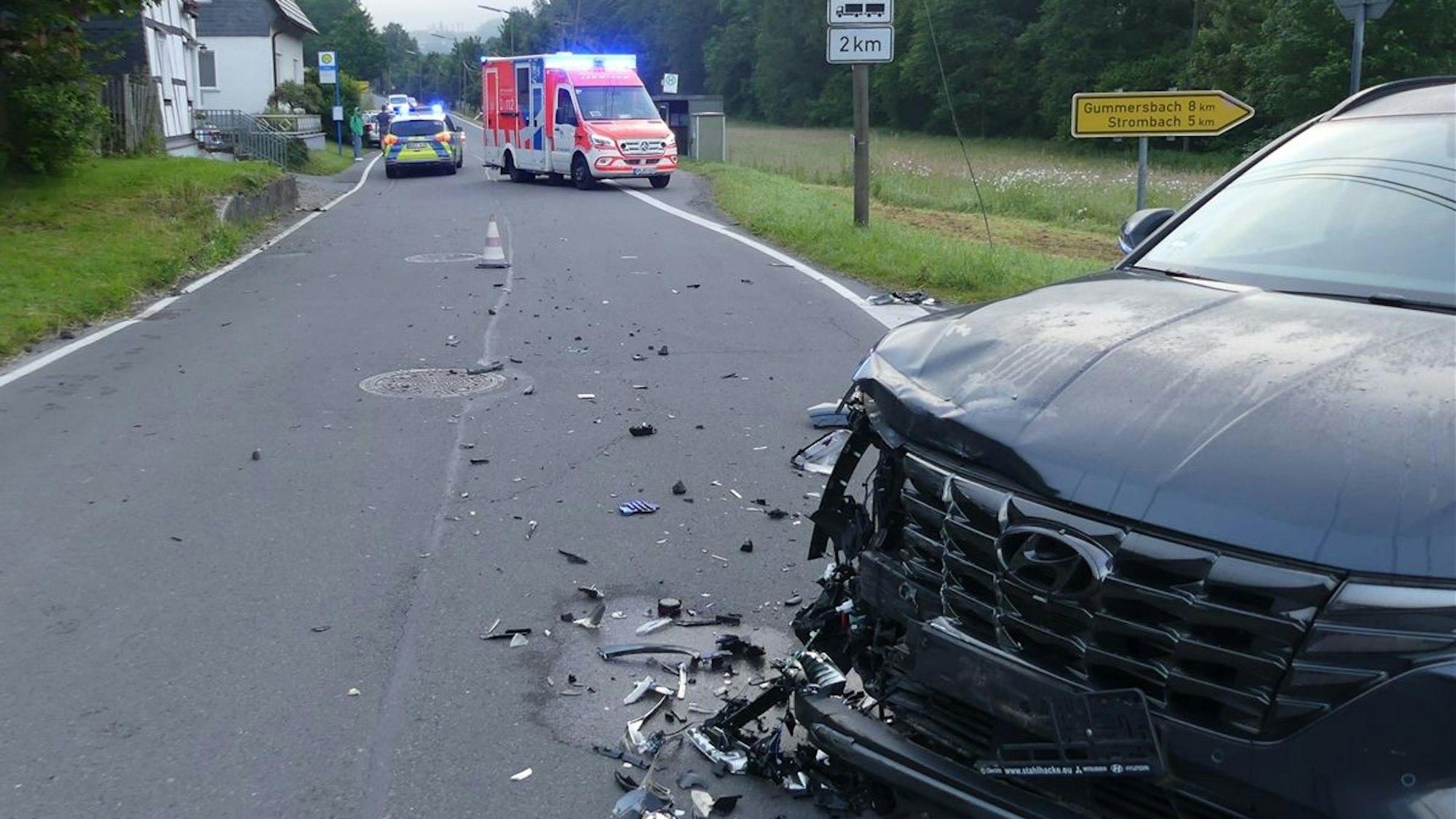 Ein Rettungswagen brachte beide Fahrerinnen in ein Krankenhaus.