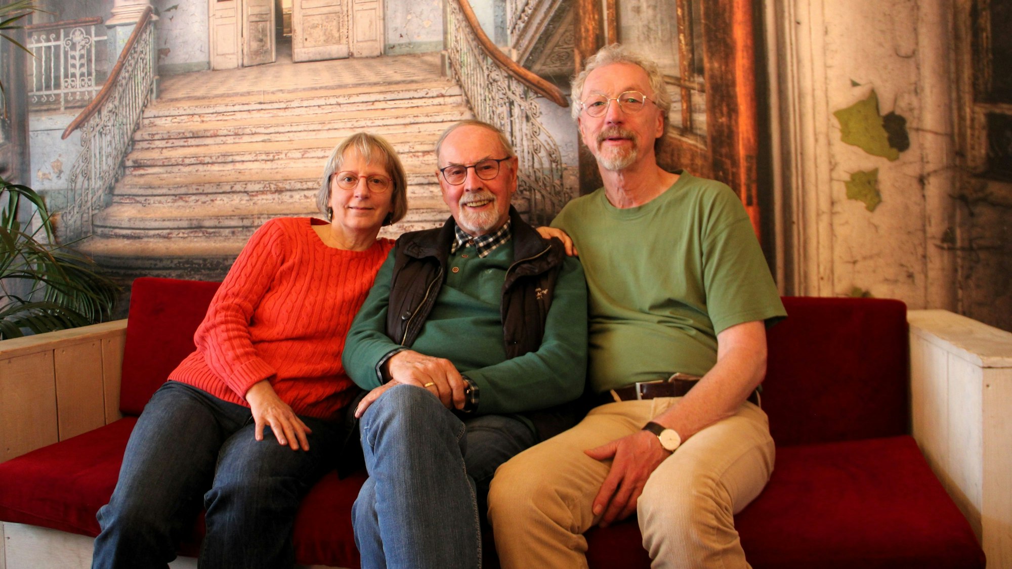Regine Perry-Mertens, Gert Müller und Wolfgang Schriefer (v. l.) versprechen für ihre letzte Performance mit der „Rock`n Rollator Show“ einen zeitlosen Abend.