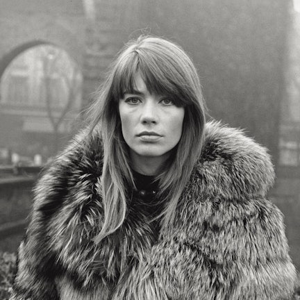 Italien, Mailand: Dieses Bild aus den 1960er Jahren zeigt Francois Hardy, Sängerin und Schauspielerin aus Frankreich auf der Piazza Sant'Ambrogio.