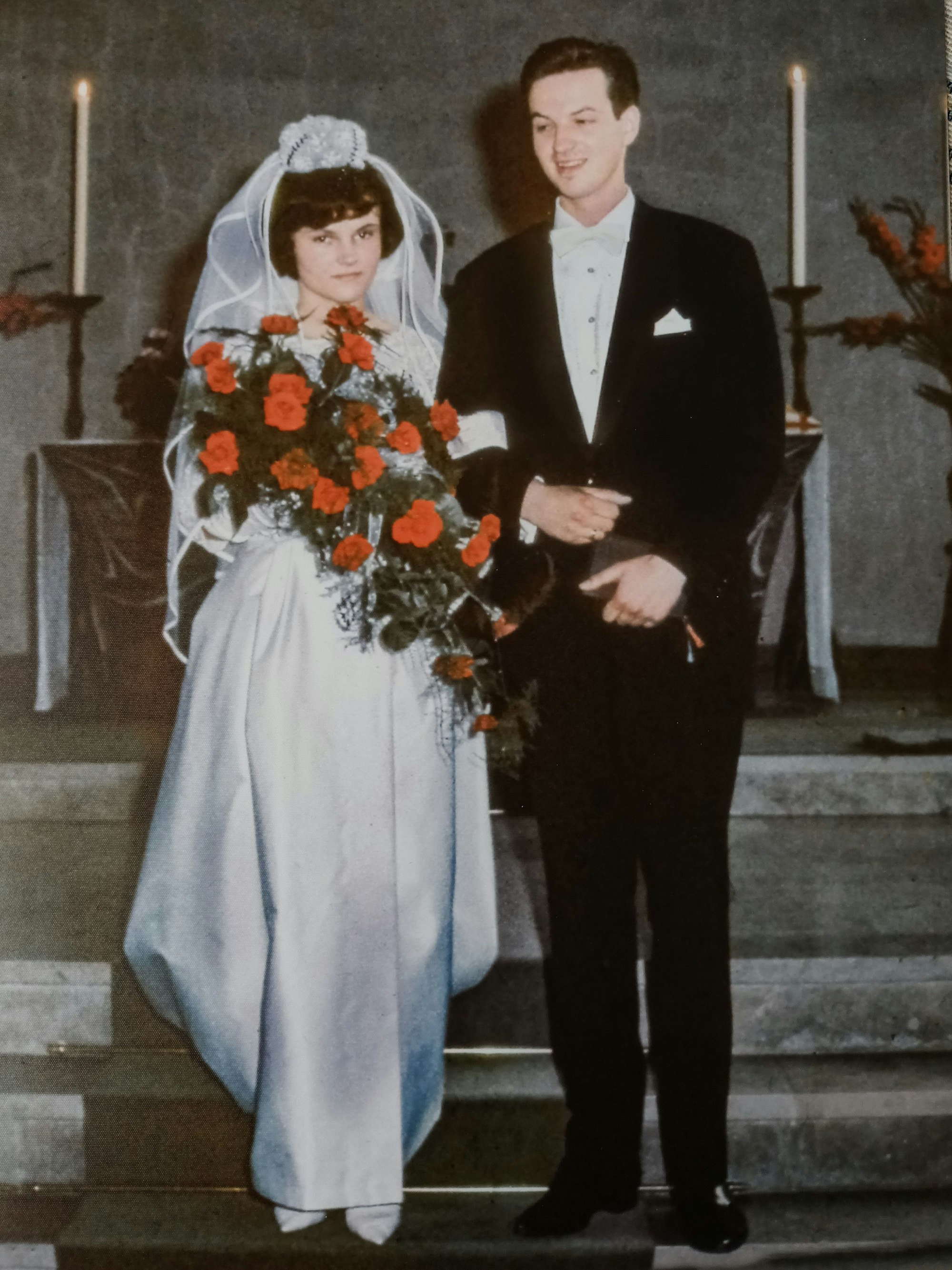 Ein Hochzeitspaar in der Kirche