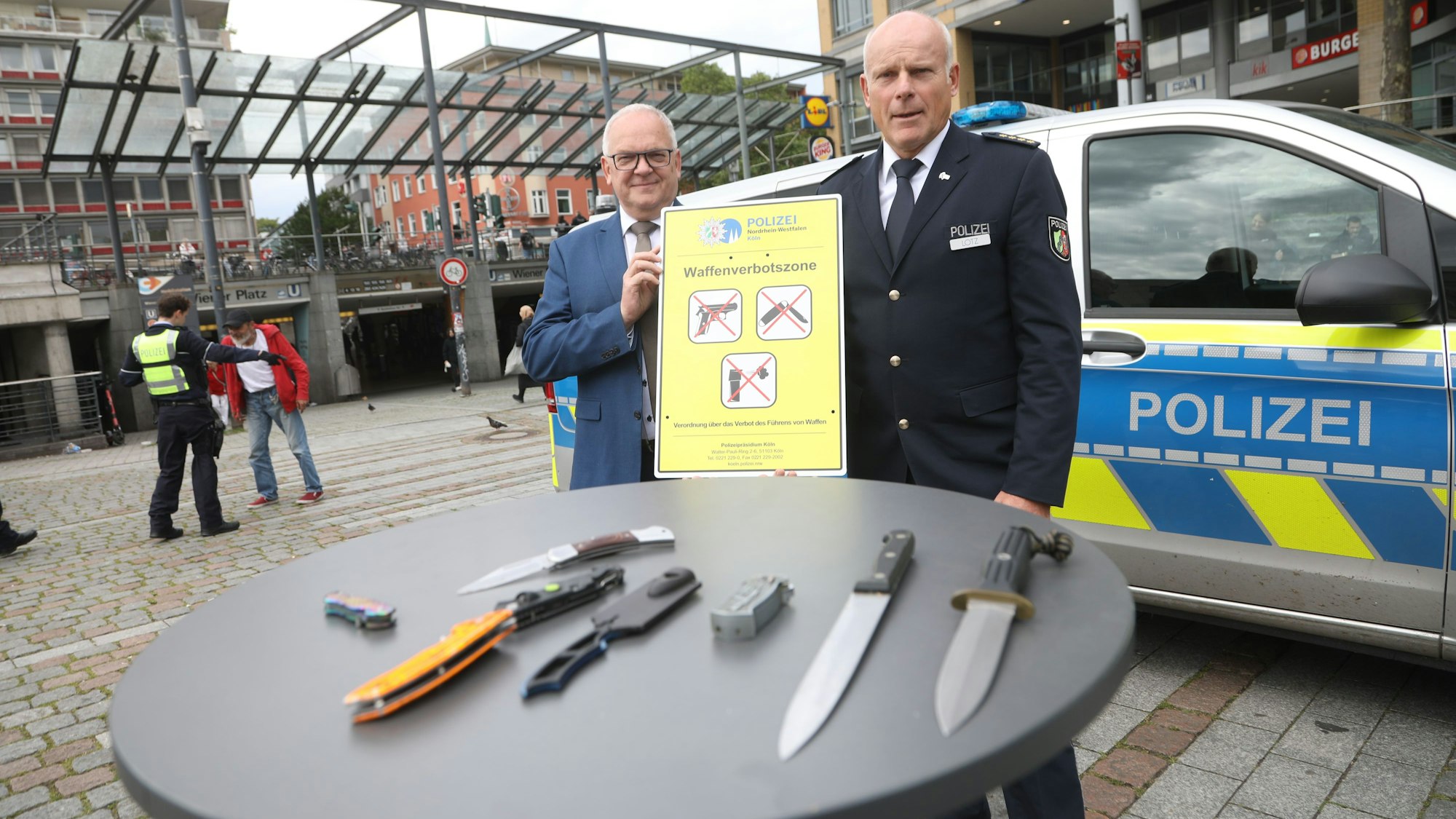 Polizeipräsident Johannes Hermanns (l.) und Polizeidirektor Martin Lotz zeigen Messer, die in den beiden Waffenverbotszonen an der Zülpicher Straße und an den Ringen beschlagnahmt wurden.