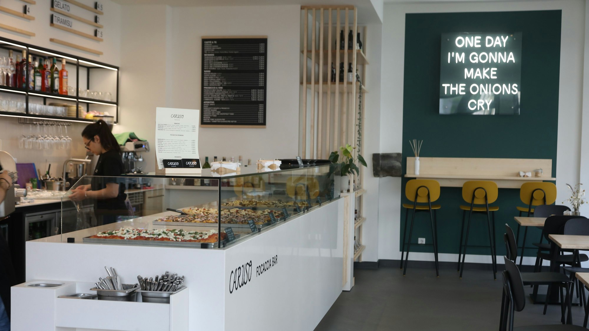 Gastraum und Theke der Caruso Focaccia Bar auf der Zülpicher Straße