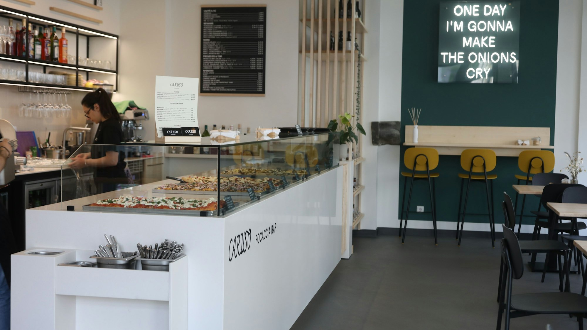 Die Caruso Focaccia Bar in Sülz mit Theke und Sitzplätzen.