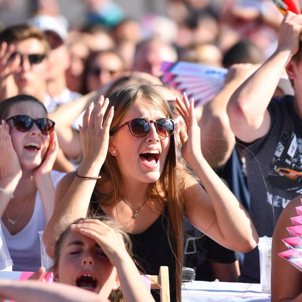 Fans der deutschen Nationalmannschaft schreien beim Public Viewing.