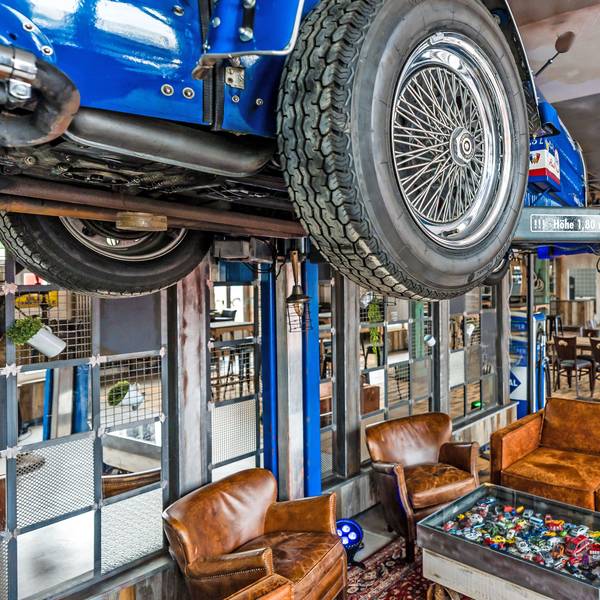Die Inneneinrichtung der Motorwold Inn Eventgarage ist im Vintage-Werkstatt-Stil gehalten