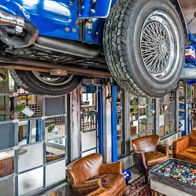 Die Inneneinrichtung der Motorwold Inn Eventgarage ist im Vintage-Werkstatt-Stil gehalten