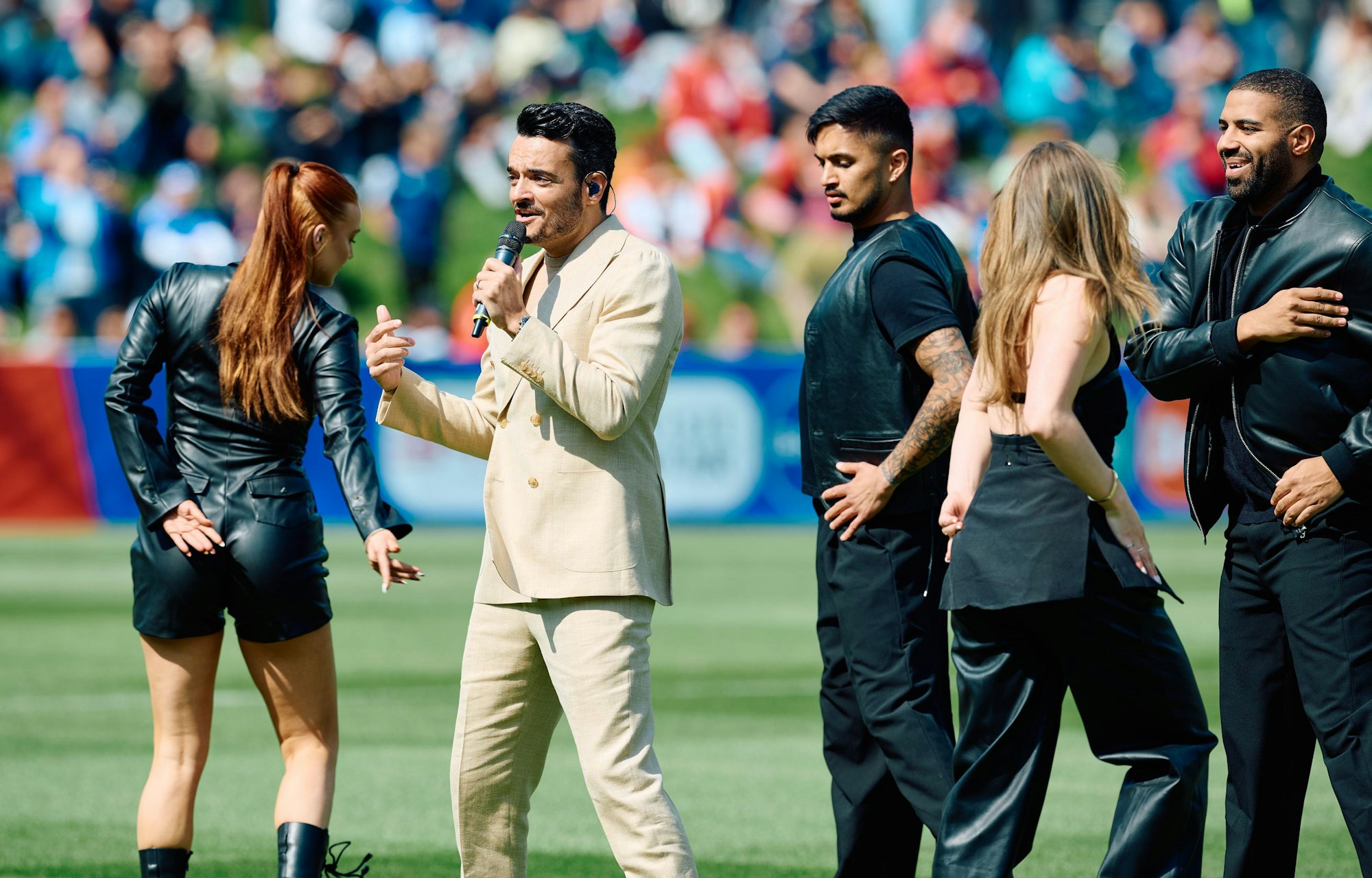 11.06.2024, Nordrhein-Westfalen, Iserlohn: Fußball, Vorbereitung auf die UEFA Euro 2024, Training Italien in Iserlohn. Der italienische Sänger Giovanni Zarrella tritt vor dem Training der italienischen Fußball-Nationalmannschaft auf. Foto: Bernd Thissen/dpa +++ dpa-Bildfunk +++