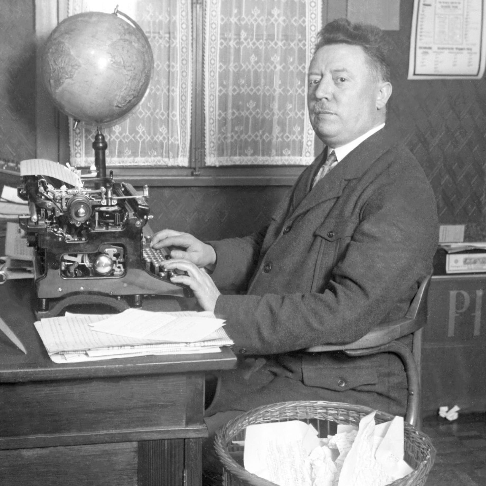 Das schwarz-weiß Foto zeigt Edmund Schiefeling im Jahr 1932 an einer Schreibmaschine sitzend.