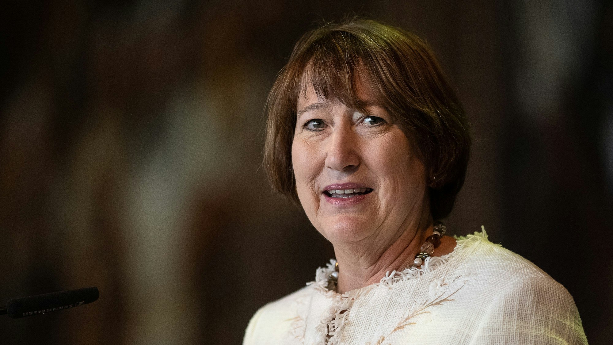 Hildegard Müller, Präsidentin des Verbandes der Automobilindustrie (VDA), spricht bei der Eröffnung vom Verkehrsgerichtstag in der Kaiserpfalz.