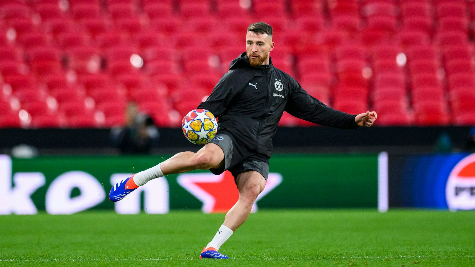 Champions League, vor dem Finale Borussia Dortmund - Real Madrid, Wembley Stadion. Training Borussia Dortmund. Dortmunds Salih Özcan in Aktion. Özcan freut sich auf eine ganz besondere Stimmung bei den EM-Spielen seines Auswahlteams.