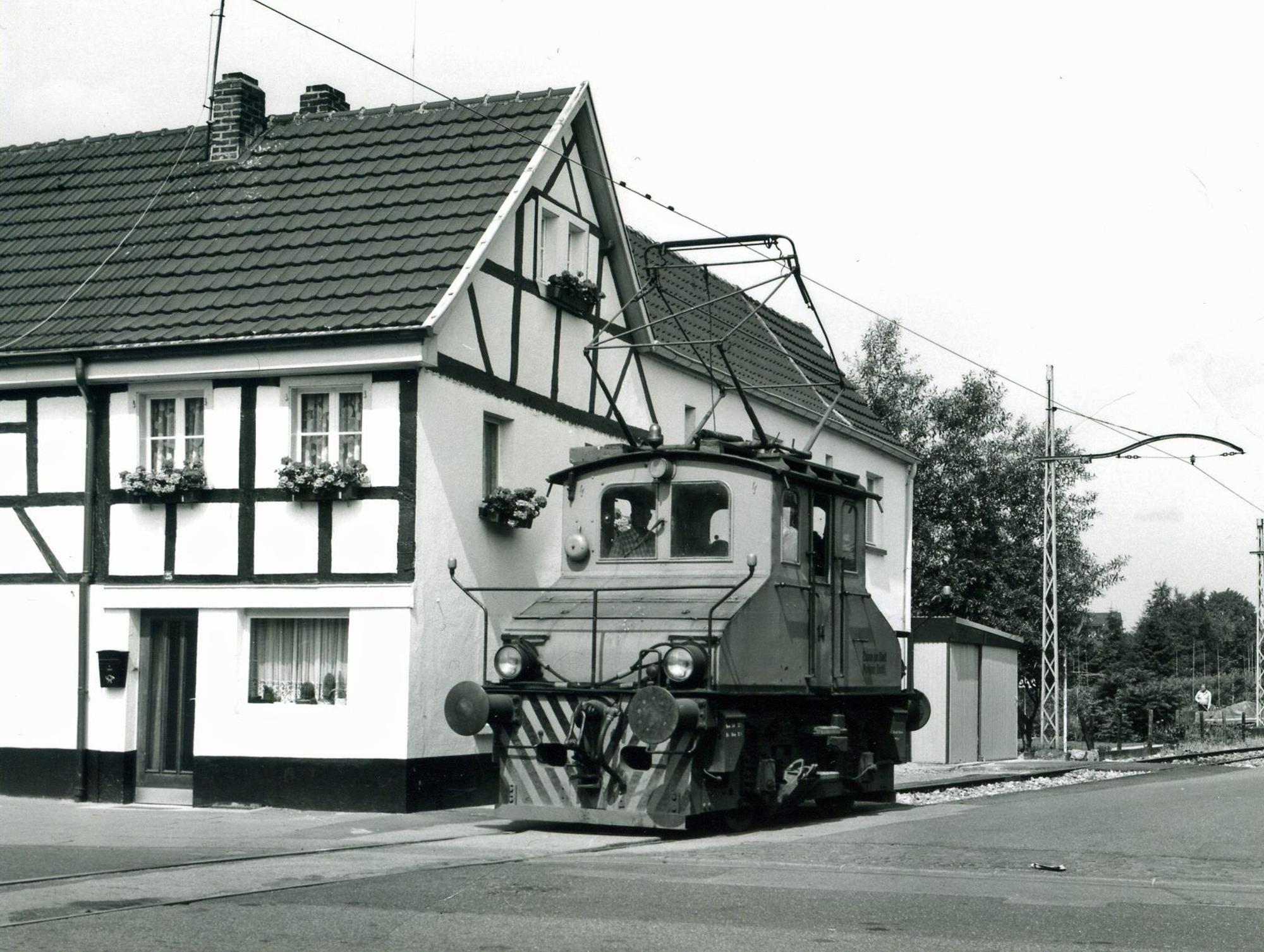 1904 nahmen die Bahnen der Stadt Monheim (BSM) den Betrieb auf. 1908 wurden Gleise nach Langenfeld verlegt, etwas später folgte eine Strecke, auf der Personen und Güter von Baumberg über Hitdorf bis Rheindorf (Bild) transportiert wurden.
