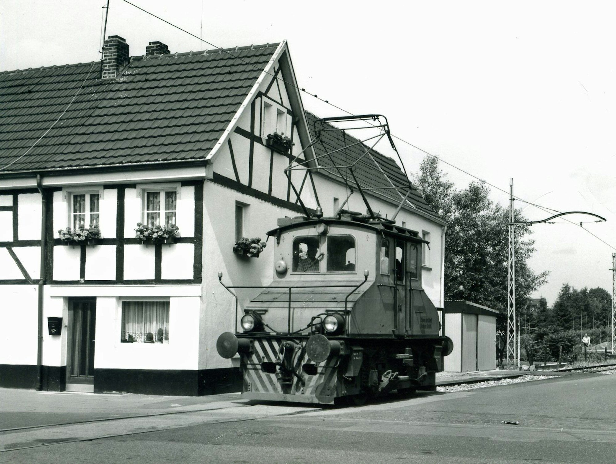 1904 nahmen die Bahnen der Stadt Monheim (BSM) den Betrieb auf. 1908 wurden Gleise nach Langenfeld verlegt, etwas später folgte eine Strecke, auf der Personen und Güter von Baumberg über Hitdorf bis Rheindorf (Bild) transportiert wurden.