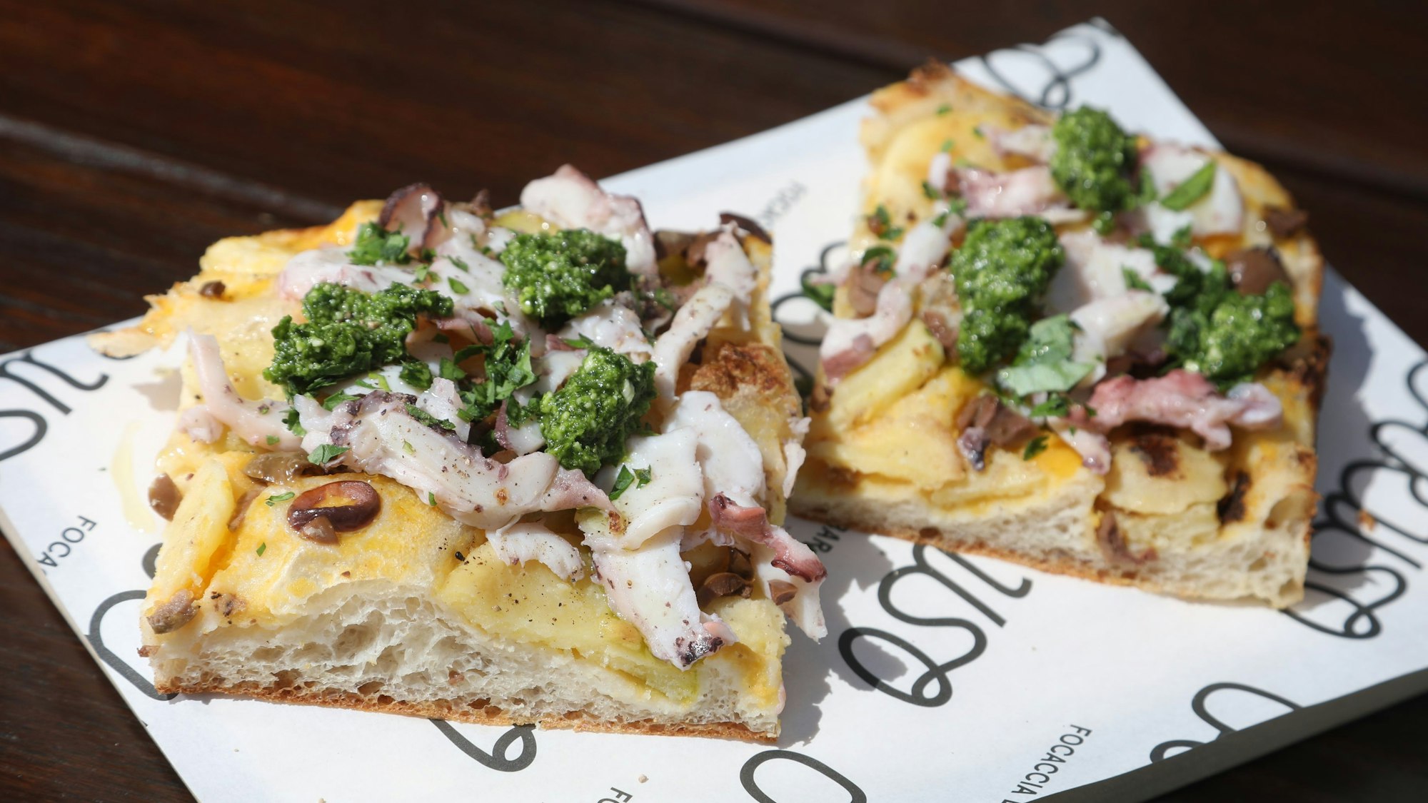 Focaccia mit San Marzano-Tomaten, Büffelmozzarella, Sardellen und Pesto