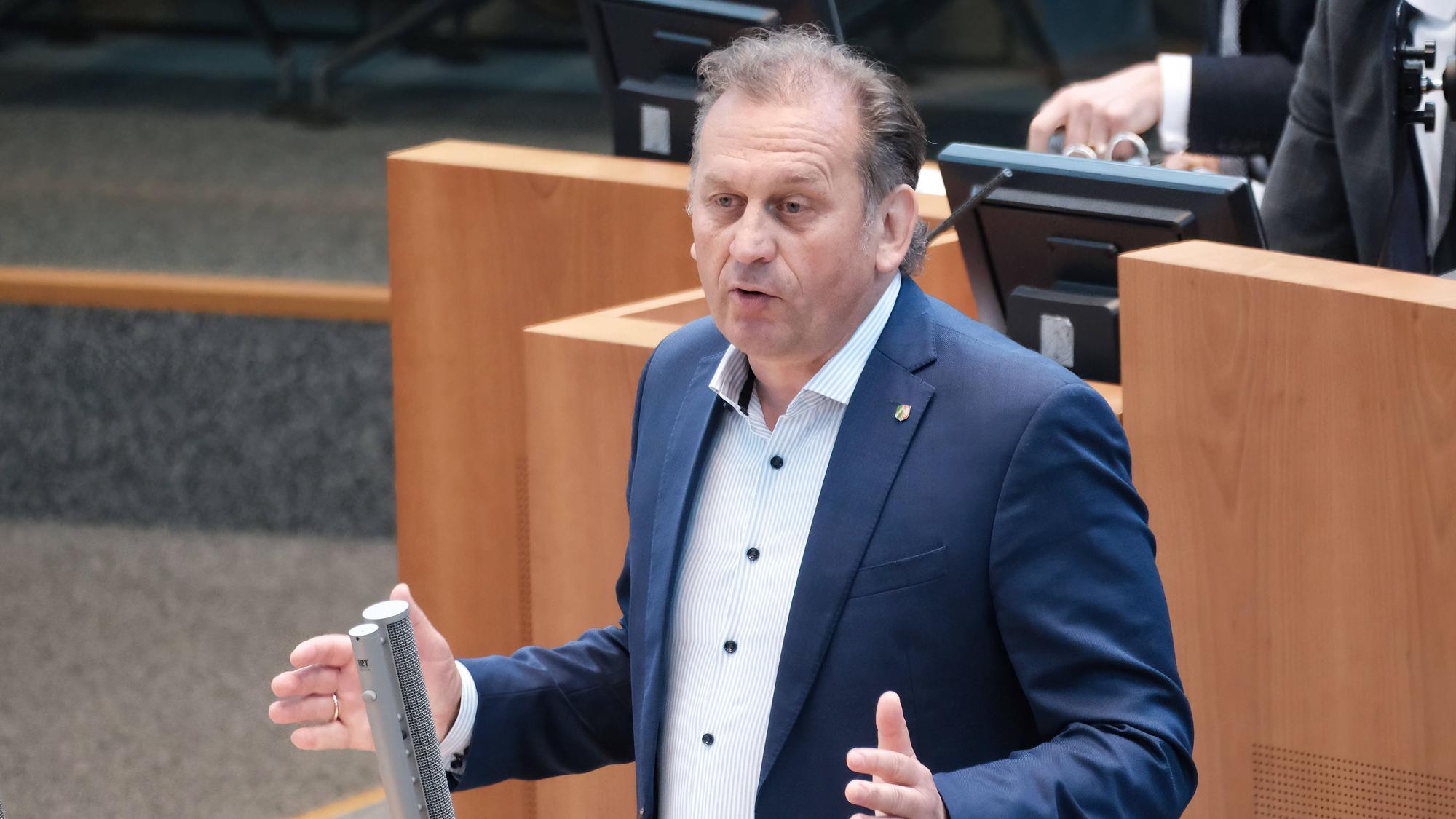 Während einer Plenarsitzung im Landtag NRW steht Dietmar Panske, CDU, am Rednerpult.