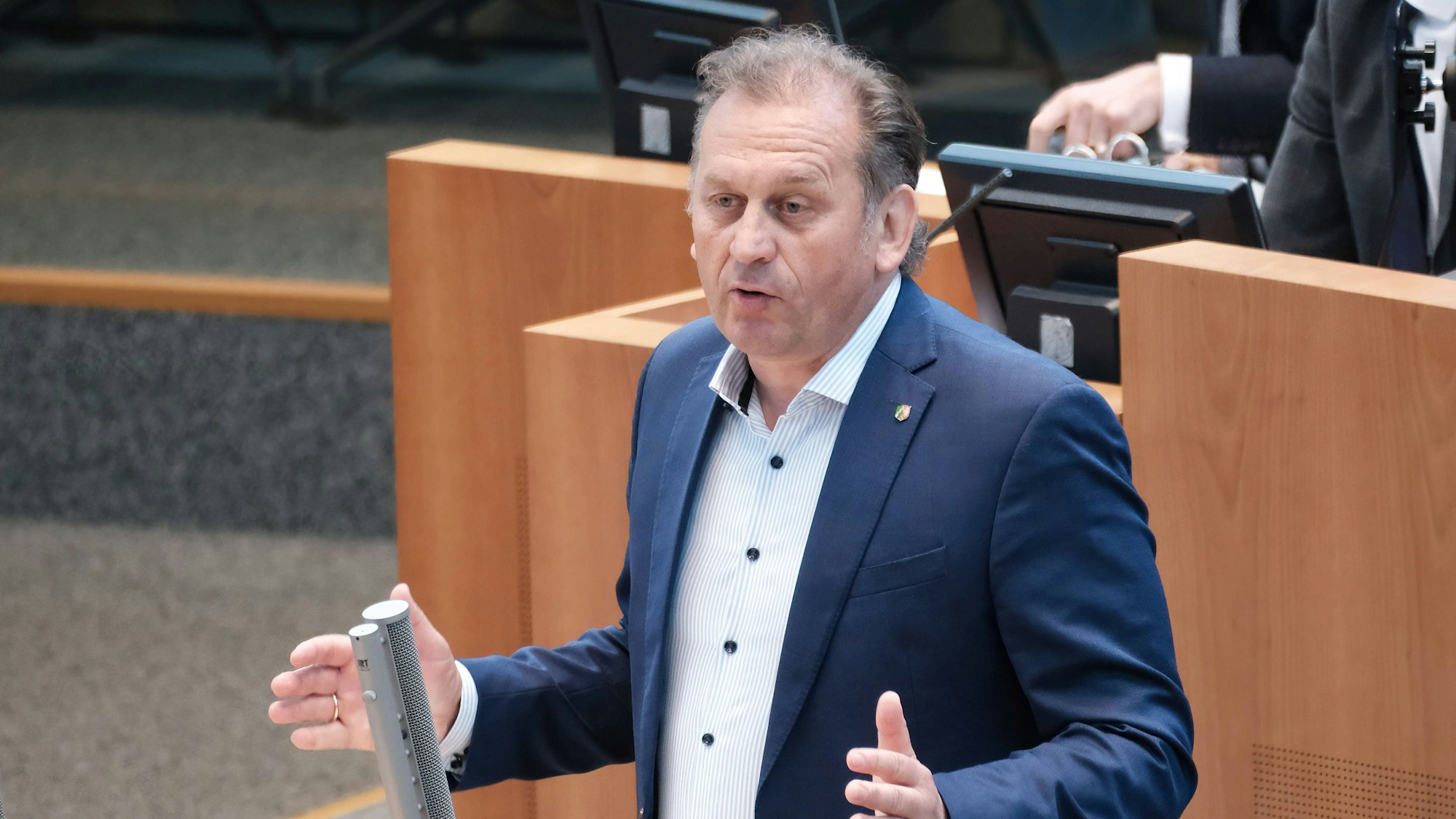Während einer Plenarsitzung im Landtag NRW steht Dietmar Panske, CDU, am Rednerpult.