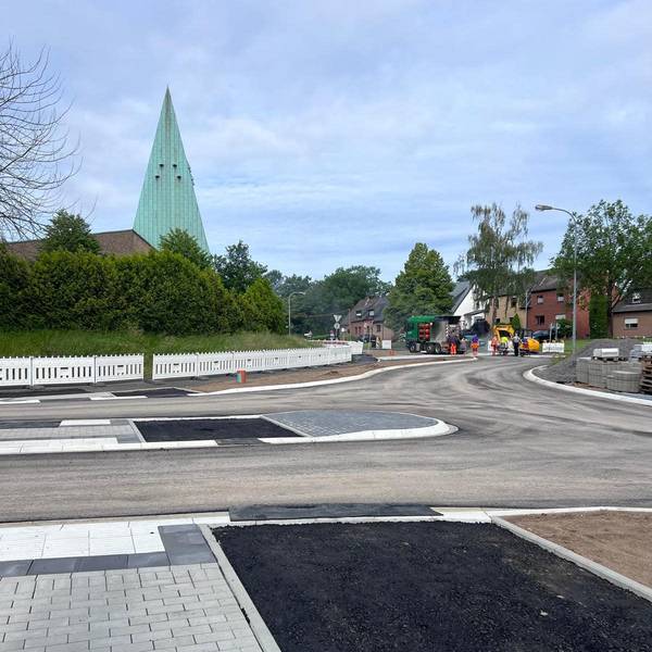 Der Umbau des Kreisverkehrs am Mühlenweg schreitet voran.