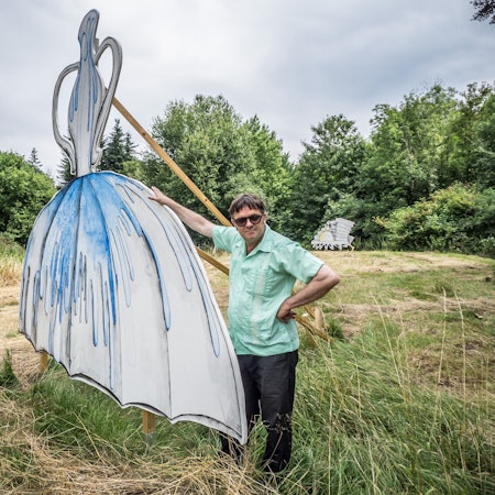 Margit Czenski und Christoph Schäfer stehen hinter dem „Parklabyr“ am Museum Morsbroich.
