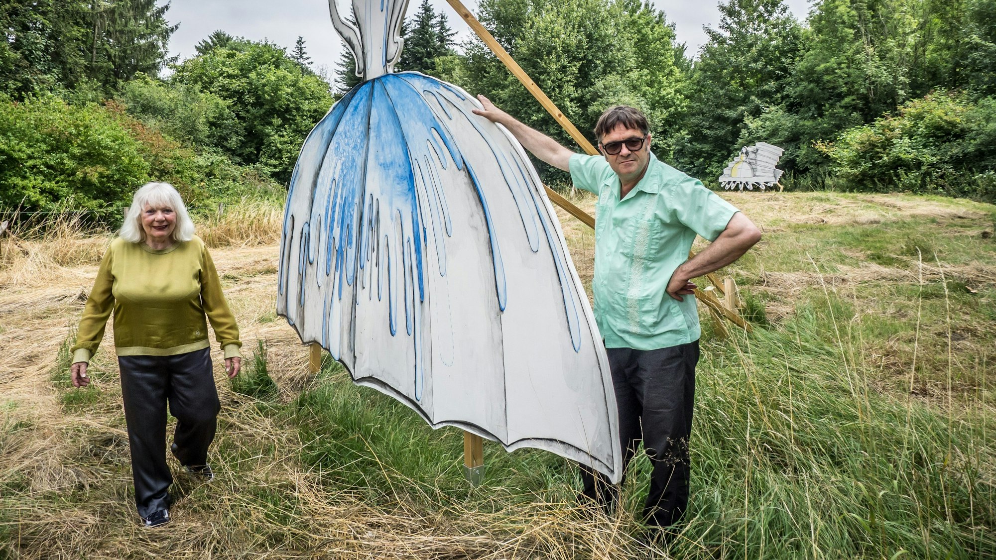 Margit Czenski und Christoph Schäfer stehen hinter dem „Parklabyr“ am Museum Morsbroich.