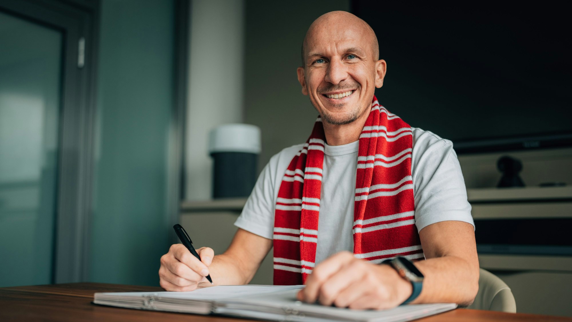 Gerhard Struber bei der Vertragsunterschrift