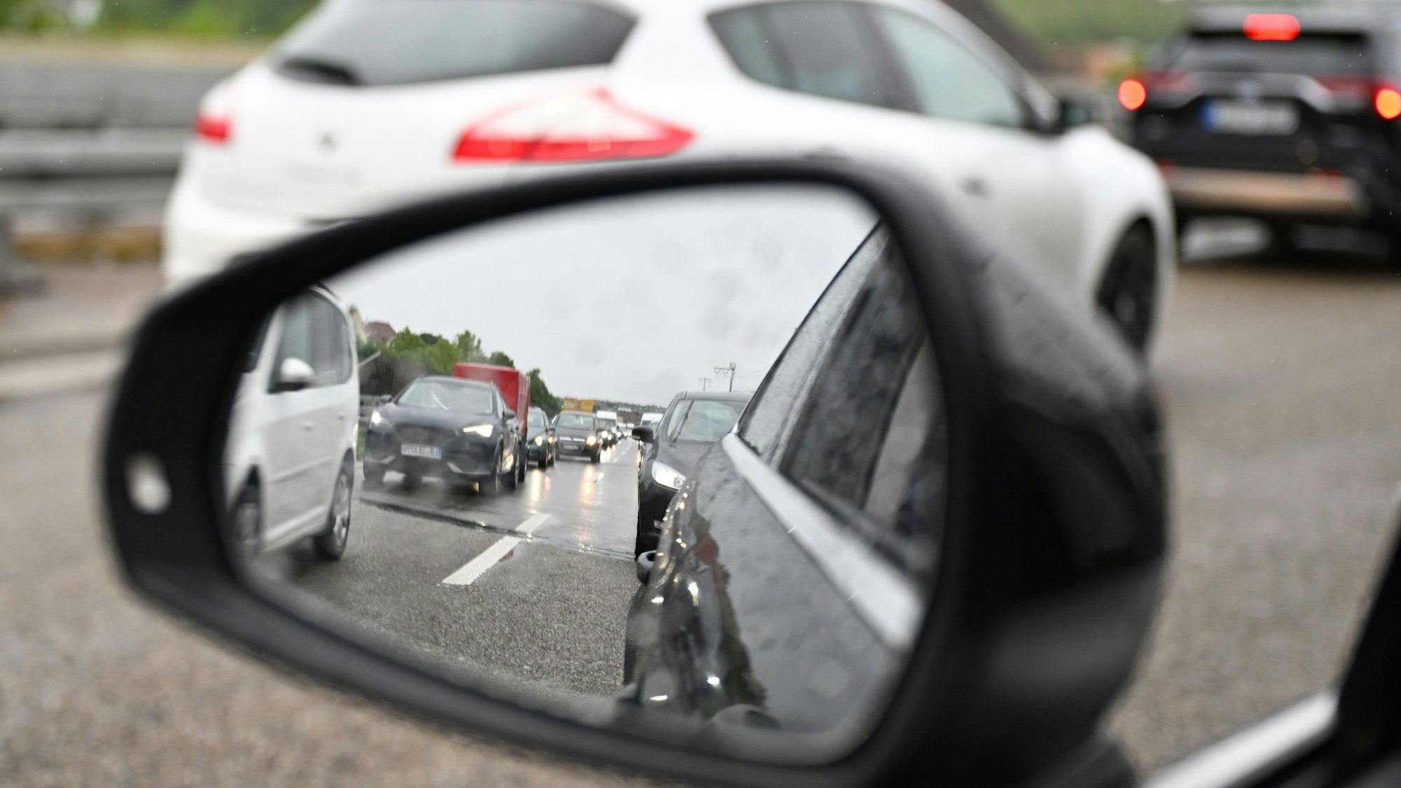 Autos stehen dicht an dicht im Verkehr (Symbolfoto).