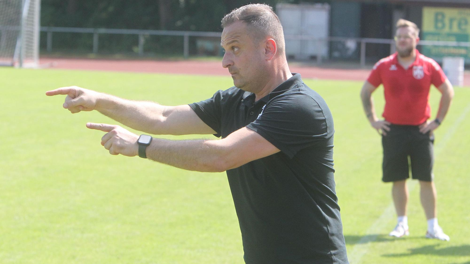 Trainer Fatih Özyurt vom FC Hennef 05 würde ein prominentes Trio auf die Bank setzen.