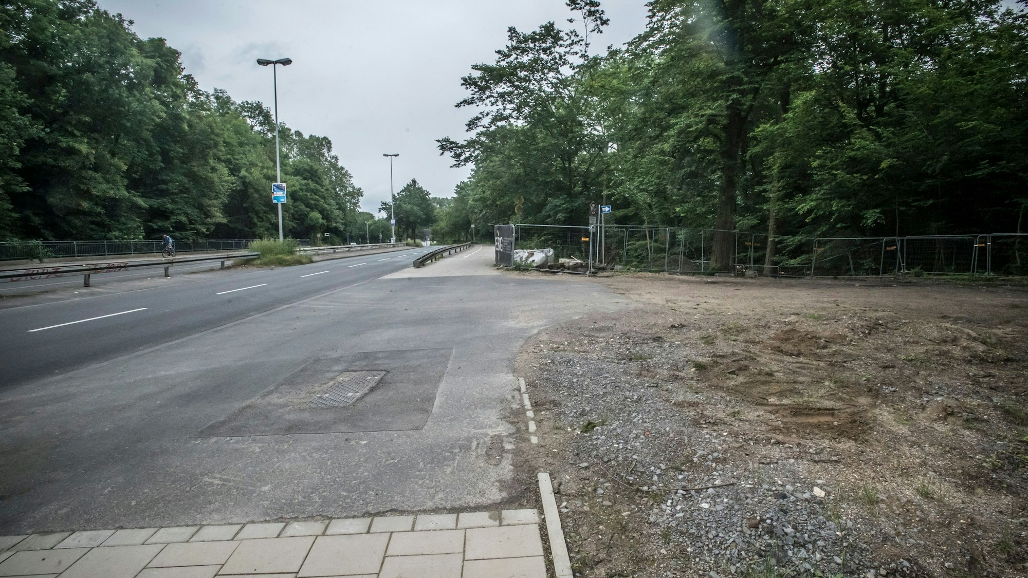 Die Ausfahrt der temporär eingerichteten Baustraße zwischen dem Klinikum und der Gustav-Heinemann-Straße.