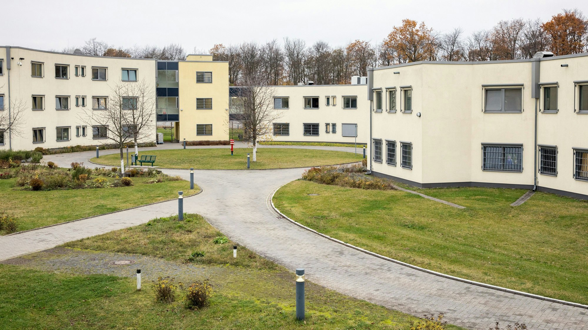 Das Außengelände der LVR Klinik in Köln-Porz.