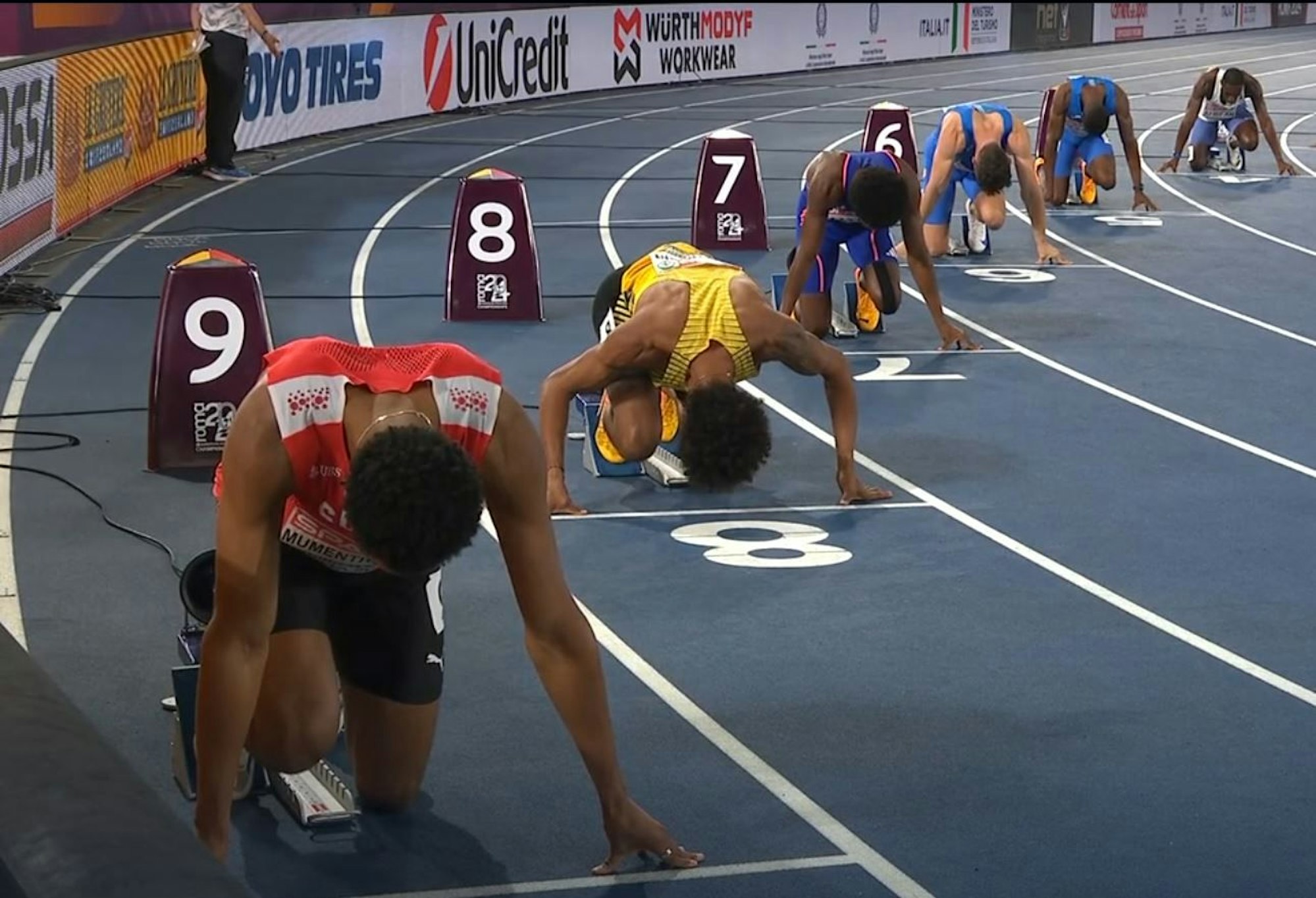 Ungewöhnliche Haltung von Joshua Hartmann (2. v. links) im Startblock