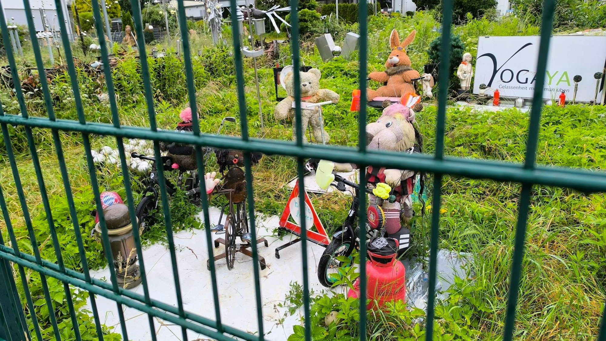 In diesem verwilderten Garten inmitten einer Wohnsiedlung in Leverkusen-Schlebusch sind einige Skulpturen und Figuren zu finden.