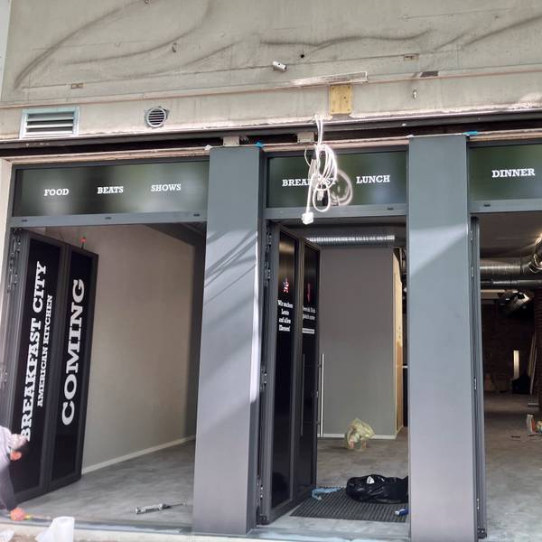 Außenansicht der neuen Gastronomie „Breakfast City“ an der Aachener Straße, wo früher der Club Roxy war.