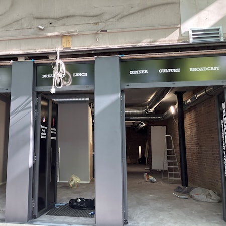 Außenansicht der neuen Gastronomie „Breakfast City“ an der Aachener Straße, wo früher der Club Roxy war.