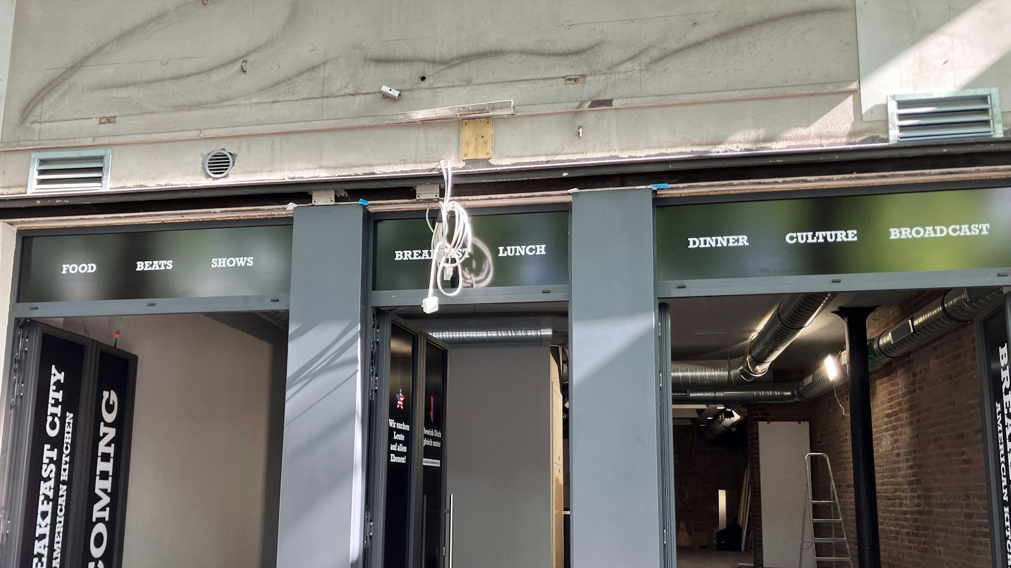 Außenansicht der neuen Gastronomie „Breakfast City“ an der Aachener Straße, wo früher der Club Roxy war.